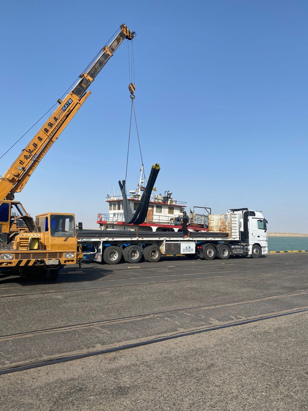 عمليات المناولة على رصيف الميناء — Cargo handling on the quay